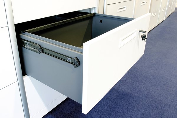 Drawer with doweled front