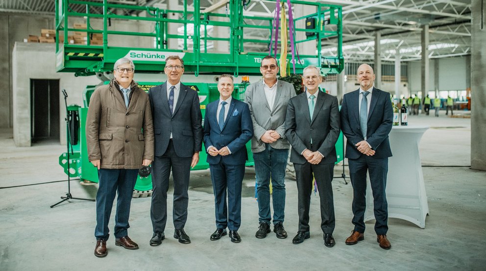 New building project ONEnewBENZ: roofing ceremony